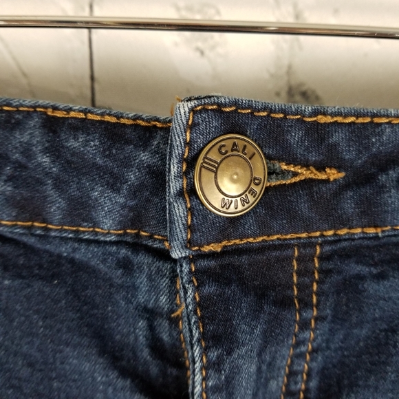 CALI | Ultra High Rise dark wash jean shorts - Picture 4 of 8